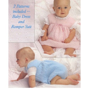 Pode incluir: Um documento de padrão de tricô intitulado 2 Patterns included - Baby Dress and Romper Suit. A imagem mostra um vestido de bebê tricotado em rosa com laço e um macacão tricotado em azul, ambos com fio texturizado sobre camisetas brancas.