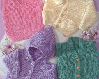 Puede incluir: Una colección de cuatro prendas tejidas que incluye un chaleco rosa sin mangas, un cárdigan amarillo pálido abotonado con bolsillos, un cárdigan morado con capucha, botones y bolsillos, y un chaleco verde abotonado con cuello en V y bolsillos.