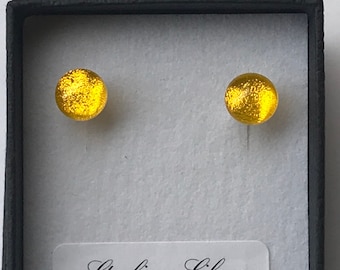 Kleine leuchtend gelbe runde Dichroic Glas-Ohrringe mit Sterlingsilber 925 oder hypoallergenen chirurgischen Stahl Ohrfittings
