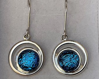 Kornblumen Blau Dichroic Glastropfen Ohrringe: Versilberte Fassung