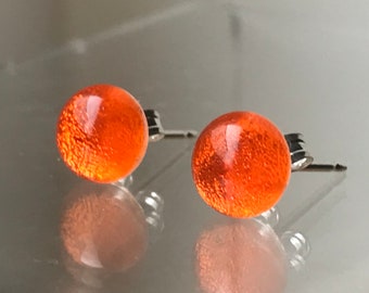 Pendientes pequeños de vidrio dicroico redondo de color naranja brillante con accesorios para orejas de plata de ley 925 o acero quirúrgico hipoalergénico