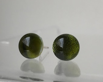 Petites boucles d’oreilles rondes en verre dichroïque vert kaki avec raccords en argent sterling 925 ou en acier chirurgical