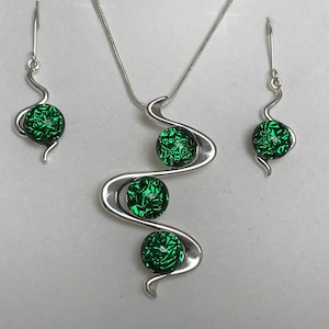 Conjunto de joias com pingente de vidro dicróico verde esmeralda e brinco pendente e caixa