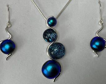 Conjunto de pendientes colgantes de cristal dicroico azul cobalto: cadena y caja de regalo.