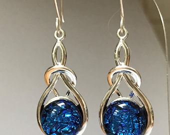 Kornblumen Blau Dichroic Glas Keltische Knoten Ohrringe: Sterling Silber, Chirurgenstahl, Clip-on