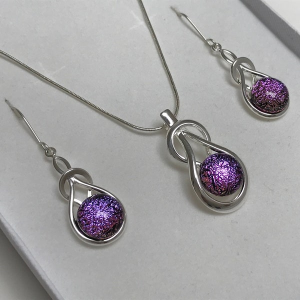 Parure de bijoux pendentif noeud celtique et boucle d'oreille pendantes en verre dichroïque rose orchidée violette