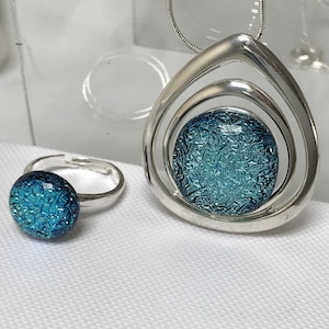 Set di gioielli con ciondolo in vetro dicroico blu acqua pallido e anello regolabile in argento