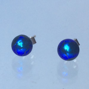 Petites boucles d'oreilles rondes bleu cobalt électriques avec embouts en argent sterling 925 ou en acier chirurgical hypoallergénique image 1