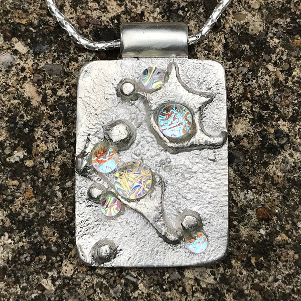 Pendentif unique en argent sterling 925 et verre dichroïque irisé inspiré des coquillages avec chaîne et boîte