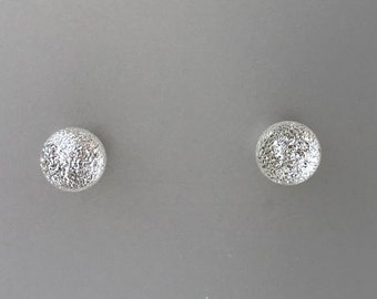 Piccoli orecchini a bottone rotondi in vetro dicroico bianco scintillante con accessori e scatola in argento sterling 925 o acciaio chirurgico ipoallergenico