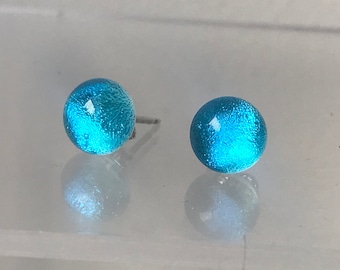 Kleine türkisblaue runde Dichroic Glas Ohrstecker mit Sterlingsilber 925 oder hypoallergenen chirurgischen Stahl Ohrfittings und Box