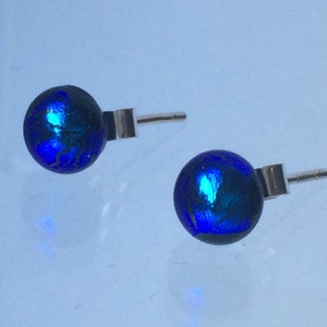 Petites boucles d'oreilles rondes bleu cobalt électriques avec embouts en argent sterling 925 ou en acier chirurgical hypoallergénique image 2