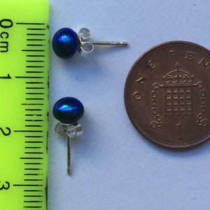 Petites boucles d'oreilles rondes bleu cobalt électriques avec embouts en argent sterling 925 ou en acier chirurgical hypoallergénique image 4