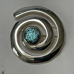 Broche en espiral de cristal dicroico azul cielo escarchado con baño de plata de primera calidad en caja de presentación/regalo