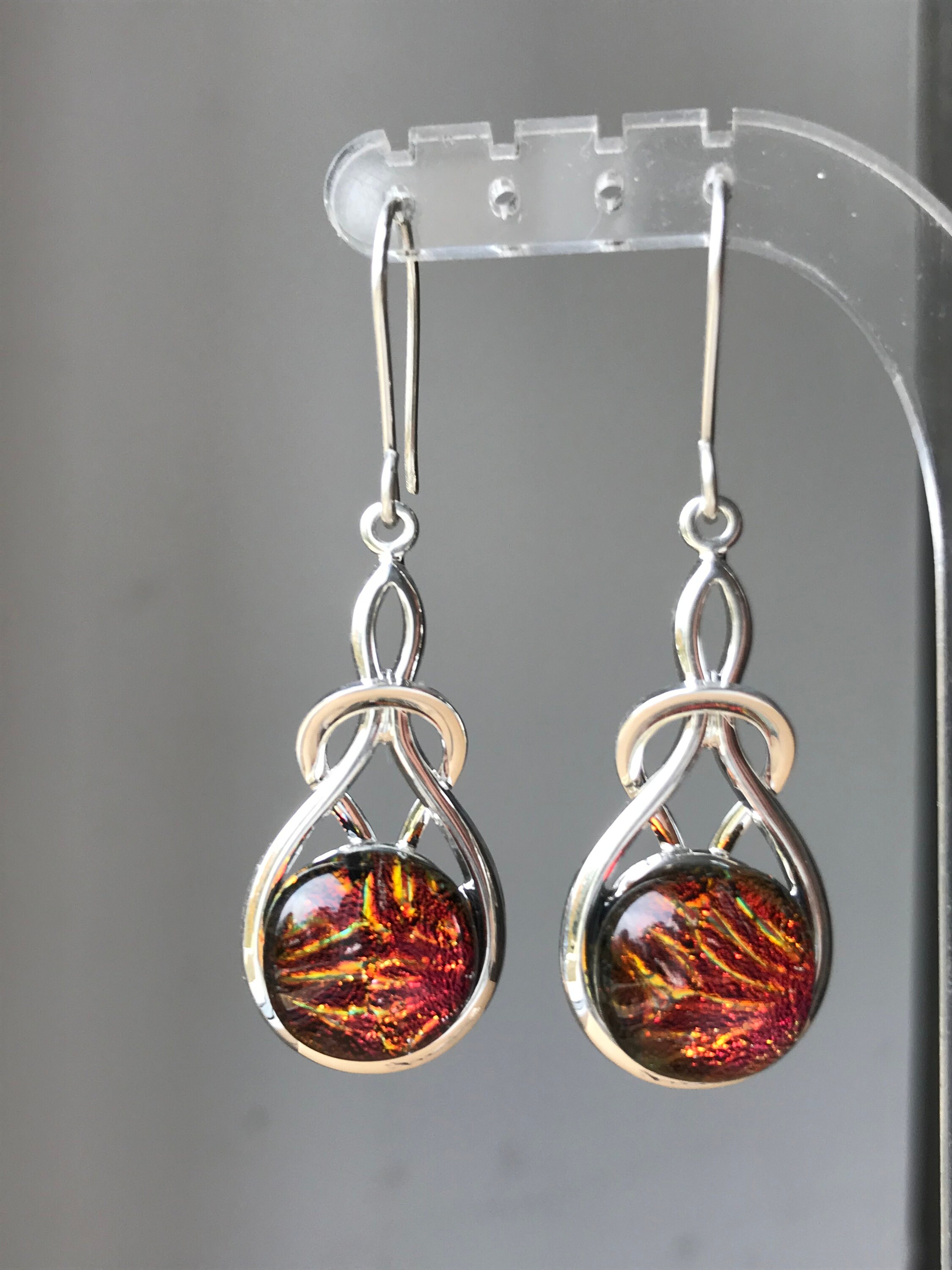 赤、オレンジ、ゴールドの模様が入った多色ダイクロイックガラスの