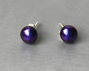 Petites boucles d’oreilles rondes en verre dichroïque violet violet avec des raccords d’oreille en argent sterling 925 ou en acier chirurgical