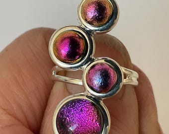 Fuchsia Pink Dichroic Glasring mit verstellbarer Ringschiene und Box