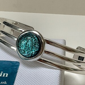 Verstellbarer Armreif aus frostig blauem Dichroic Glas mit Geschenkbox