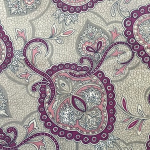Jaren 70 paarse bloemen paisley katoenen tana-gazonstof. Kleermakerij, werf