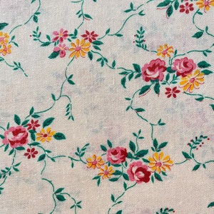 1950年代の小さなピンクのバラと黄色の花柄の生地