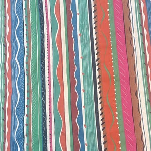 Pode incluir: Um tecido colorido com listras verticais em vários tons de azul, verde, vermelho, rosa e marrom. As listras apresentam linhas onduladas, linhas pontilhadas e outros elementos decorativos. O tecido tem um design vibrante e artístico.