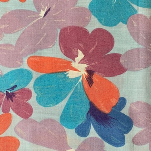 Jaren 70 gestileerde bloemenkatoenmix. Polykatoen. Kledingstuk kleermakerij. Jurk uit de jaren 70