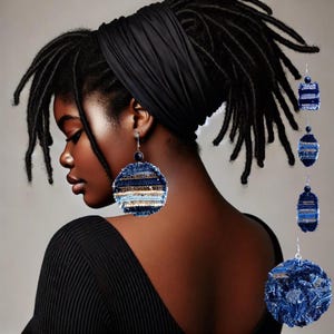 Könnte beinhalten: Ein Paar große, runde Ohrringe aus Jeansstoff mit blauen, goldenen und weißen Streifen. Die Ohrringe hängen an einem Ohr einer Person.