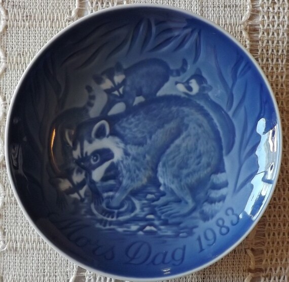 ROYAL COPENHAGEN 1975 MOTHER DAY CHICKEN CHICK