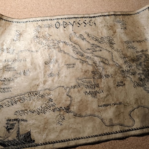 Könnte beinhalten: Eine Karte im Vintage-Stil mit dem Wort "ODYSSEI" oben. Die Karte zeigt handgezeichnete Illustrationen von Landmassen, Bergen und einem Schiff. Die Karte ist auf gealtertem Papier gedruckt.