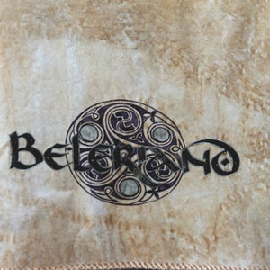 ÉNORME carte du Beleriand. Facilement disponible. Dessiné à la main, imite le parchemin