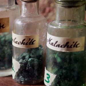 MALACHITE real in Antique Vial Alchemy Ingredient Witchcraft Magic Potion Vintage Apothecary Curio Oddity Curiosity Dark Academia