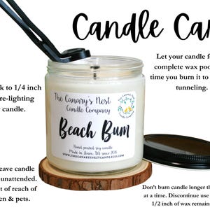 Peut inclure: Une bougie en pot de verre avec le texte "Beach Bum" sur l'&eacute;tiquette, pos&eacute;e sur un dessous de verre en bois. La bougie a un couvercle noir et un coupe-m&egrave;che est plac&eacute; dessus. Des instructions d'entretien sont incluses.