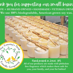 Peut inclure: Rang&eacute;es de bougies en pot de verre avec des pinces &agrave; linge en bois, probablement pour le durcissement. L'image comprend le texte : "Merci de soutenir notre petite entreprise !" et le logo "The Canary's Nest Candle Company".