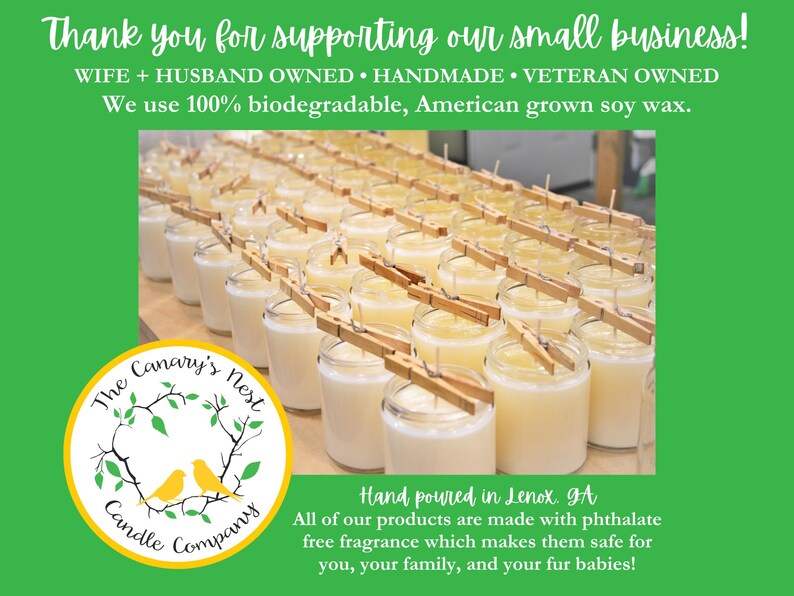 Peut inclure: Rang&eacute;es de bougies en pot de verre avec des pinces &agrave; linge en bois, probablement pour le durcissement. L'image comprend le texte : "Merci de soutenir notre petite entreprise !" et le logo "The Canary's Nest Candle Company".