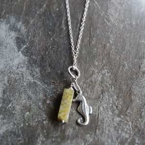 Ciondolo a forma di cavalluccio marino in argento sterling con piccola perlina cubica in marmo irlandese Connemara - Catenina sottile da 18 pollici in argento sterling.