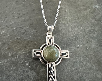 Keltisches Kreuz Anhänger mit irischem Connemara Marmor in Sterling Silber - Geschenk verpackt mit Stg Sterling Silber 18-Zoll-Anleitungskette.