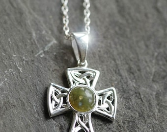 Sterling Silber Keltisches Kreuz Anhänger mit irischem Connemara Marmor aus dem Westen Irlands Geschenk verpackt mit Stg Sterling Silber 18-Zoll-Kette.