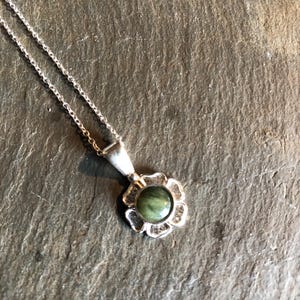 Massiver silberner Blumenanhänger mit 6 mm Connemara-Marmorstein - Authentisches irisches Geschenk - Massives Sterlingsilber - 18-Zoll-Stg-Silberkette