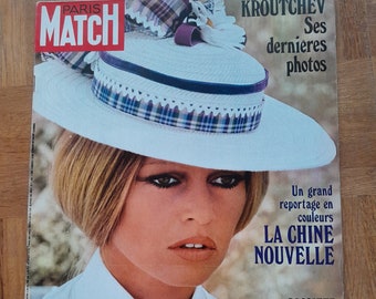 Brigitte Bardot, Paris Match Magazine 1167 September 1971, photos of Brigitte Bardot, old French papers Paris-Match magazine