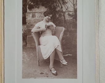 Authentische Filmfotografie, Porträt einer jungen Frau mit Blumenstrauß vom Anfang des Jahrhunderts, alte Fotografie-Wanddekoration