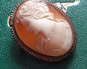 Echte oude cameo op schelp gemonteerd als broche of medaillon, vrouwenprofiel, oude cameo-sieraden, verzameling oude cameo's