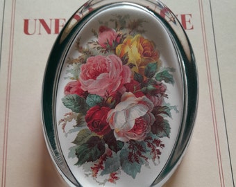 Presse papier français , sulfure en verre représentant un bouquet de roses , accessoire bureau, collections sulfures.décoration de bureau