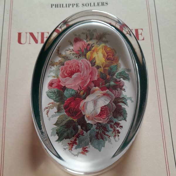 Presse papier français , sulfure en verre représentant un bouquet de roses , accessoire bureau, collections sulfures.décoration de bureau