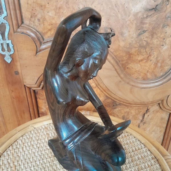 Statue en teck de l' Ile de Bali, sculpture art traditionnel , femme indonésienne avec miroir , décoration salle de bains statue en bois