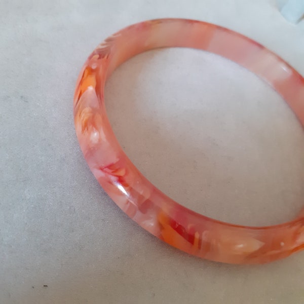 Bracelet vintage lucite rose , made in France, années 60, accessoire mode vintage, look sixties.