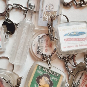 Gros lot de 80 porte clés français de collection , collection d'objets publicitaires de café années 1950, porte clés vintage image 2