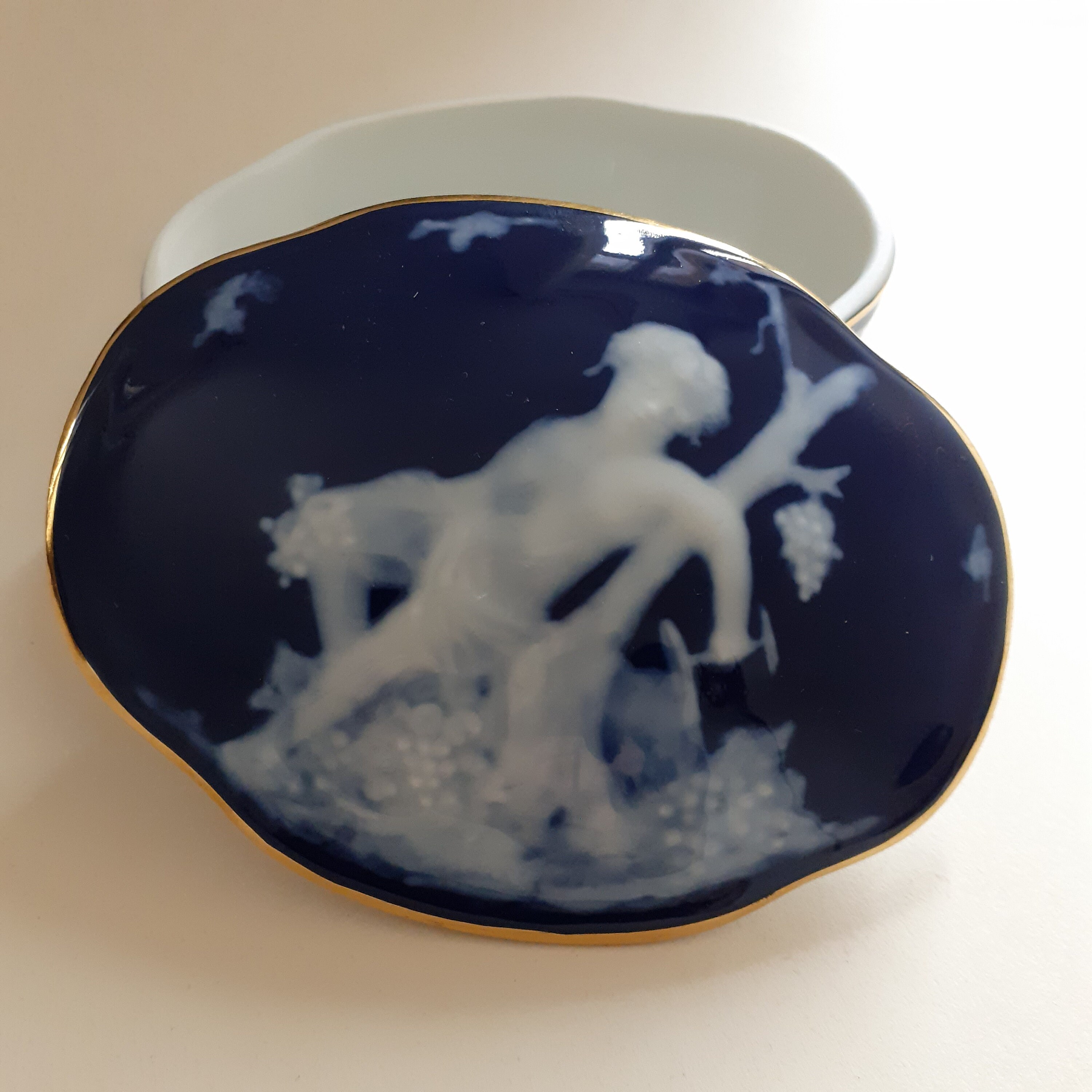 Boîte en Porcelaine et Barbotine de Limoges, Bleue Blanche, Signée Marcel Chaufriasse à Décor Bacchu