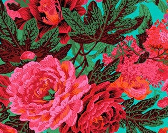 Può includere: Un vivace tessuto floreale con grandi fiori stilizzati in tonalità di rosso, rosa e arancione su uno sfondo turchese. Il design include foglie dettagliate in verde scuro e marrone. Il tessuto ha un righello in basso con il testo "freespiritfabrics.com".