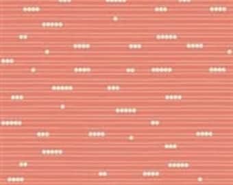 Puede incluir: Una tela con estampado rojo y blanco con un sutil diseño de rayas horizontales. La tela presenta pequeños puntos blancos dispersos.