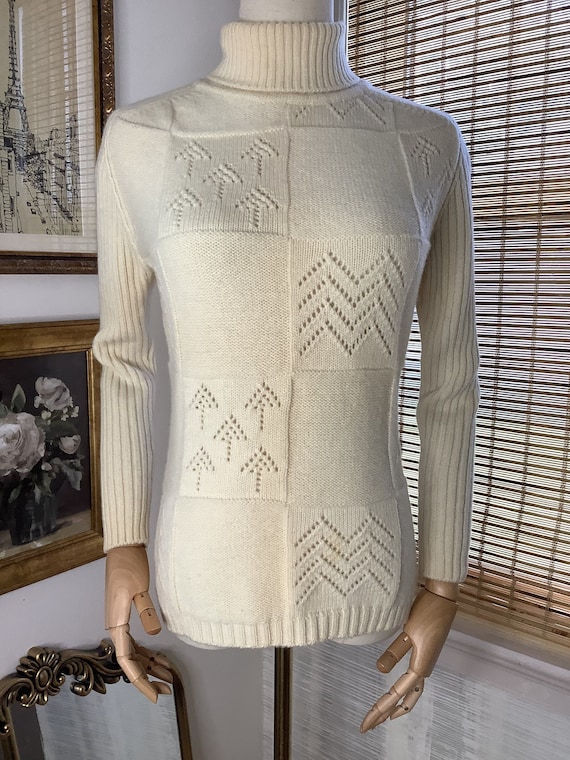 Vintage White Stag ivory turtleneck sweater, small